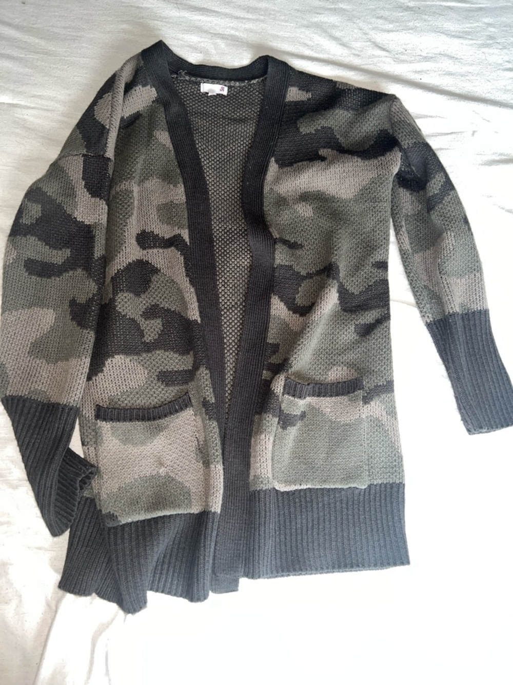 SO Camouflage Open-Front Cardigan in Green and Black